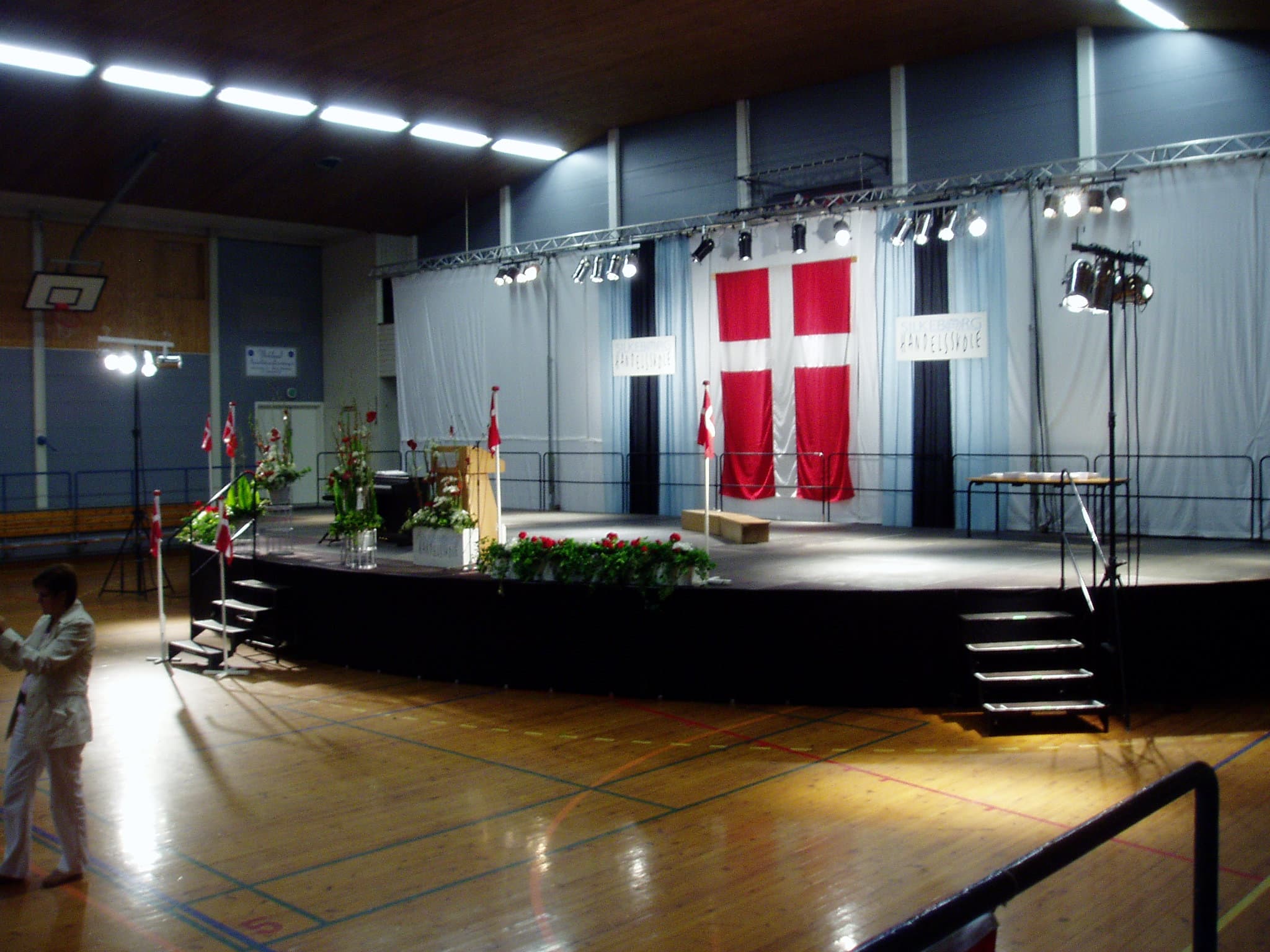 Sunstill scene stillet op til en dimissionsfest