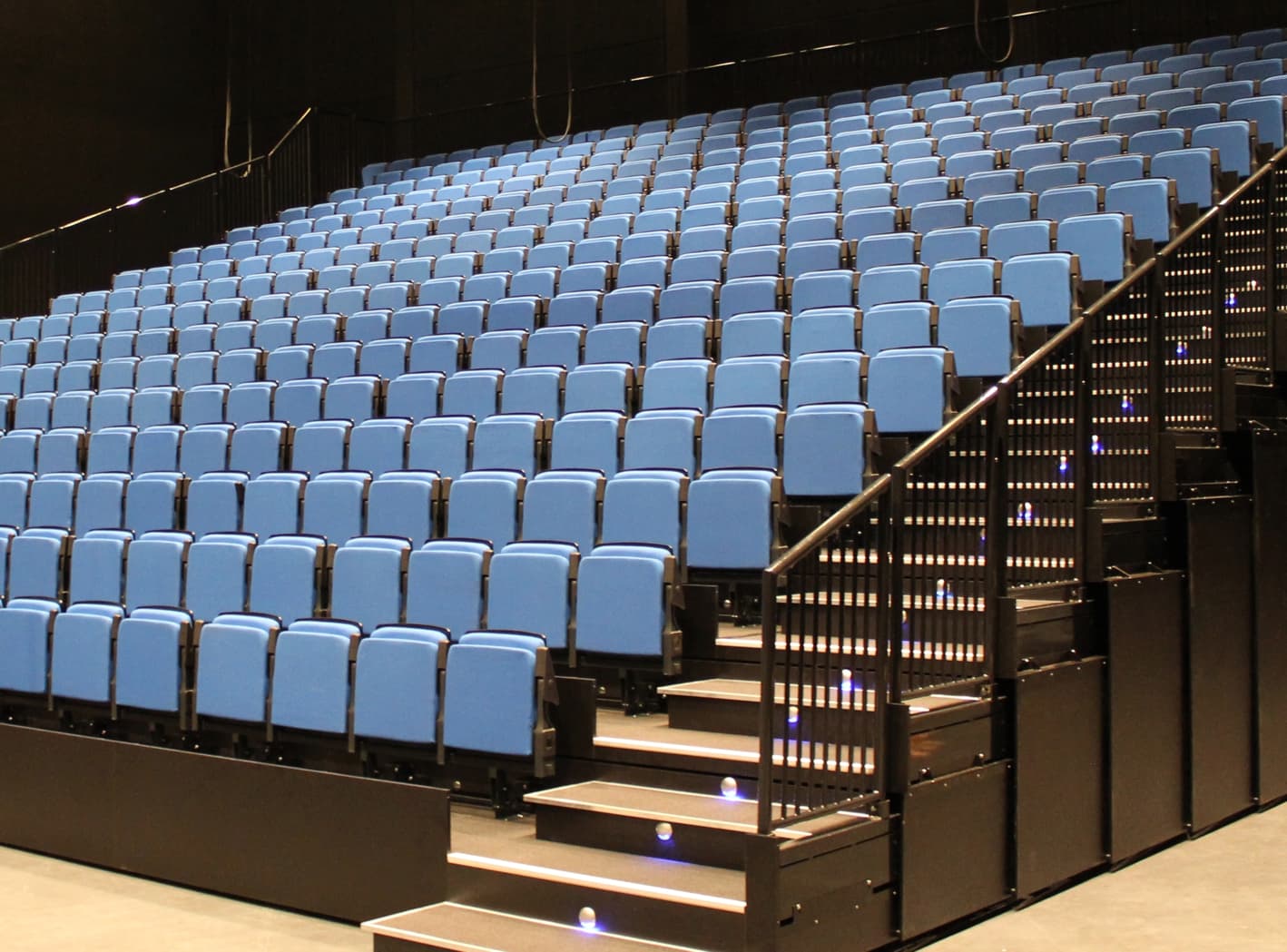 Sunstill teleskoptribune i et auditorium